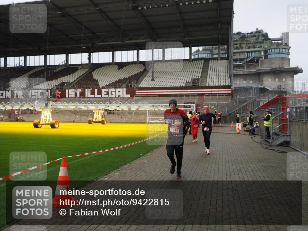 07.12.2025 - St. Pauli X-Mass-Run No. 15 Fabian Wolf http://msf.ph/oto/9422815 07.12.2025 11:55:17 Ziel 1448, 1657, 1720, 2671, 3991 meine-sportfotos.de
