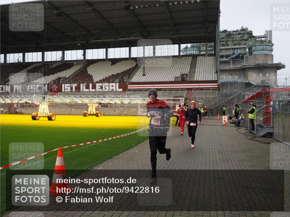 07.12.2025 - St. Pauli X-Mass-Run No. 15 Fabian Wolf http://msf.ph/oto/9422816 07.12.2025 11:55:17 Ziel 1448, 1657, 1720, 2671, 3991 meine-sportfotos.de