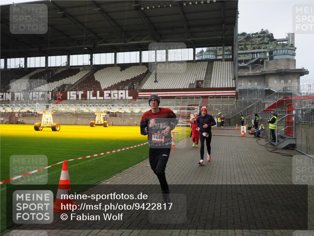 07.12.2025 - St. Pauli X-Mass-Run No. 15 Fabian Wolf http://msf.ph/oto/9422817 07.12.2025 11:55:17 Ziel 1448, 1657, 1720, 2671, 3991 meine-sportfotos.de