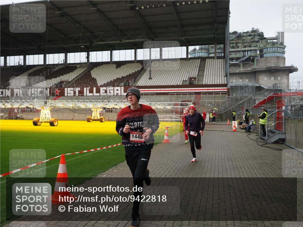 07.12.2025 - St. Pauli X-Mass-Run No. 15 Fabian Wolf http://msf.ph/oto/9422818 07.12.2025 11:55:17 Ziel 1448, 1657, 1720, 2671, 3991 meine-sportfotos.de