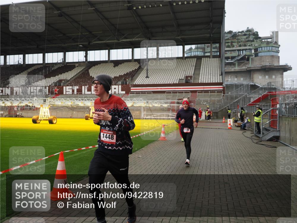 07.12.2025 - St. Pauli X-Mass-Run No. 15 Fabian Wolf http://msf.ph/oto/9422819 07.12.2025 11:55:17 Ziel 1448, 1657, 1720, 2671, 3991 meine-sportfotos.de