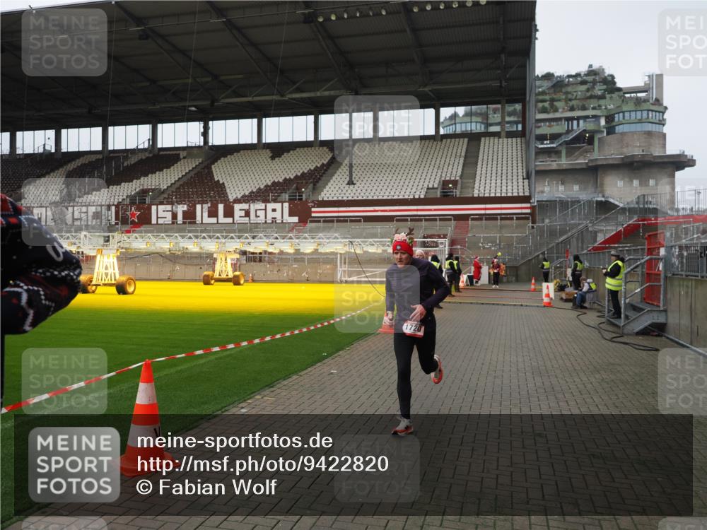 07.12.2025 - St. Pauli X-Mass-Run No. 15 Fabian Wolf http://msf.ph/oto/9422820 07.12.2025 11:55:18 Ziel 1448, 1657, 1720, 2671, 3991 meine-sportfotos.de