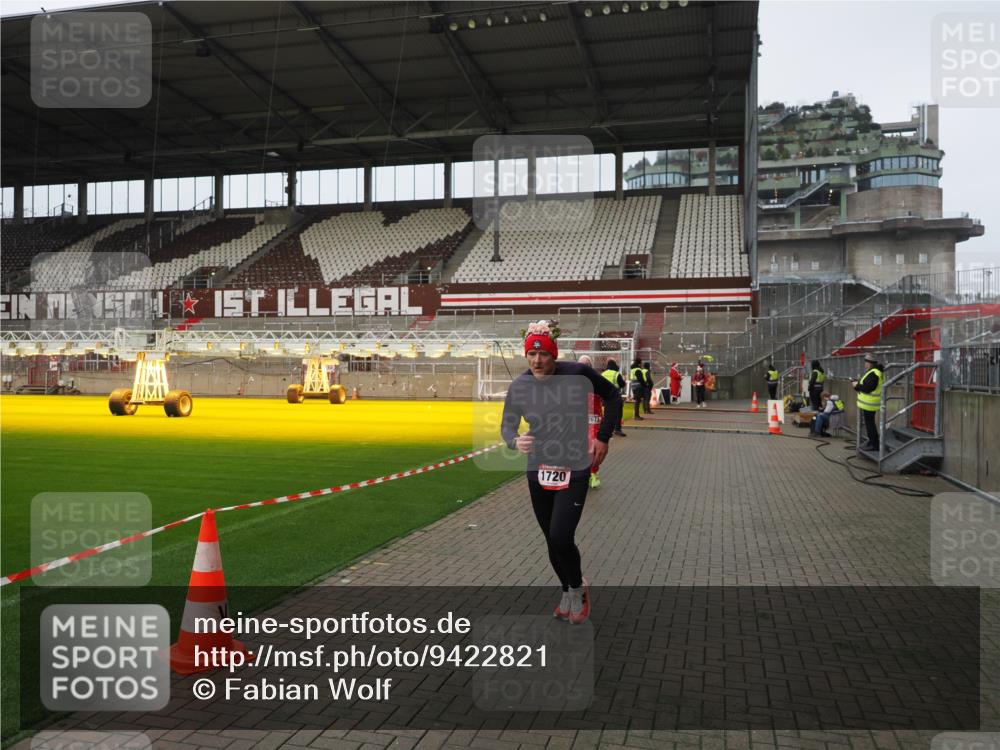 07.12.2025 - St. Pauli X-Mass-Run No. 15 Fabian Wolf http://msf.ph/oto/9422821 07.12.2025 11:55:18 Ziel 1448, 1657, 1720, 2671, 3991 meine-sportfotos.de
