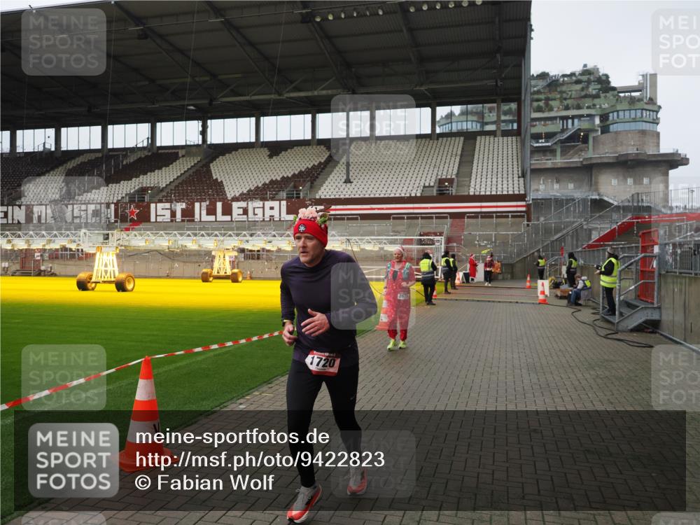 07.12.2025 - St. Pauli X-Mass-Run No. 15 Fabian Wolf http://msf.ph/oto/9422823 07.12.2025 11:55:18 Ziel 1448, 1657, 1720, 2671, 3991 meine-sportfotos.de