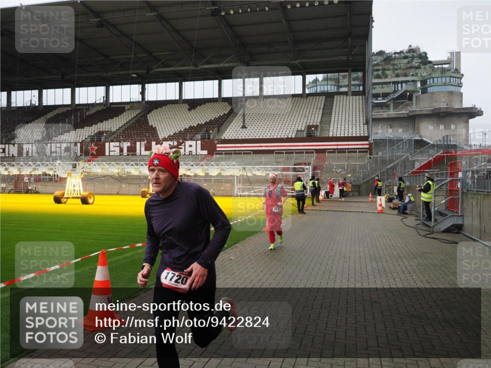 07.12.2025 - St. Pauli X-Mass-Run No. 15 Fabian Wolf http://msf.ph/oto/9422824 07.12.2025 11:55:19 Ziel 1448, 1657, 1720, 2671, 3991 meine-sportfotos.de