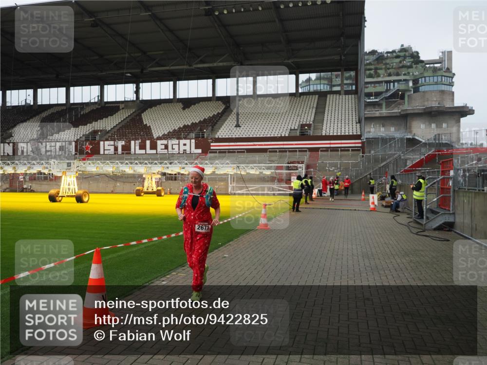 07.12.2025 - St. Pauli X-Mass-Run No. 15 Fabian Wolf http://msf.ph/oto/9422825 07.12.2025 11:55:20 Ziel 1448, 1657, 1720, 2671, 3991 meine-sportfotos.de