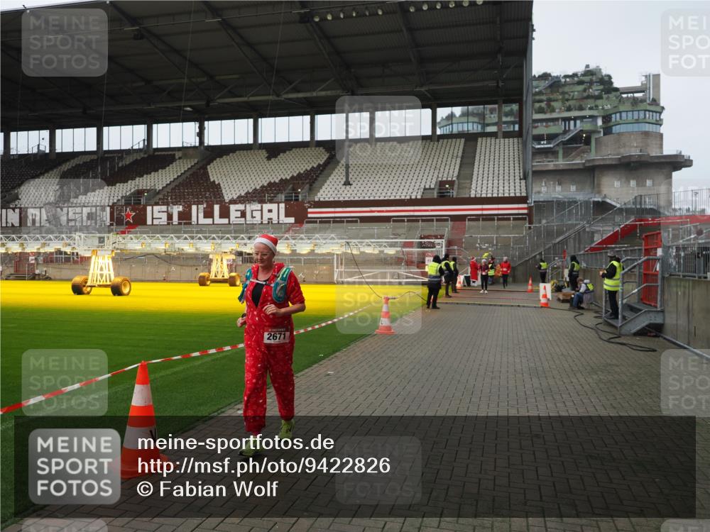 07.12.2025 - St. Pauli X-Mass-Run No. 15 Fabian Wolf http://msf.ph/oto/9422826 07.12.2025 11:55:21 Ziel 1448, 1720, 1835, 2671, 3991 meine-sportfotos.de