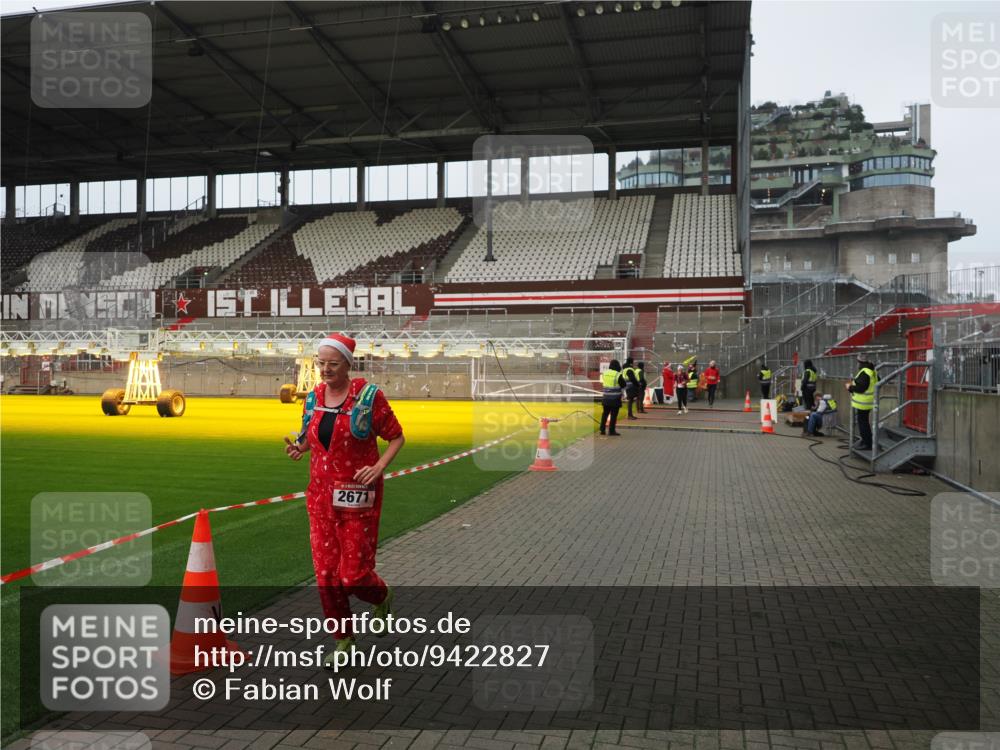 07.12.2025 - St. Pauli X-Mass-Run No. 15 Fabian Wolf http://msf.ph/oto/9422827 07.12.2025 11:55:21 Ziel 1448, 1720, 1835, 2671, 3991 meine-sportfotos.de