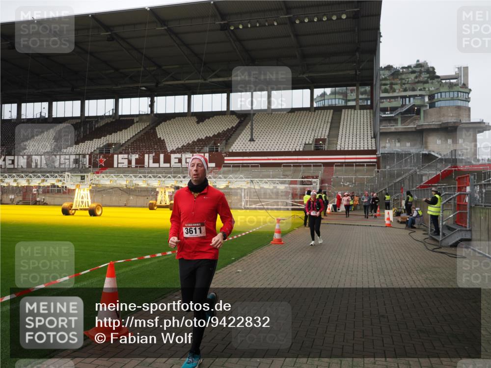 07.12.2025 - St. Pauli X-Mass-Run No. 15 Fabian Wolf http://msf.ph/oto/9422832 07.12.2025 11:55:29 Ziel 1131, 1132, 1448, 1720, 1835, 2671, 3611, 3991 meine-sportfotos.de