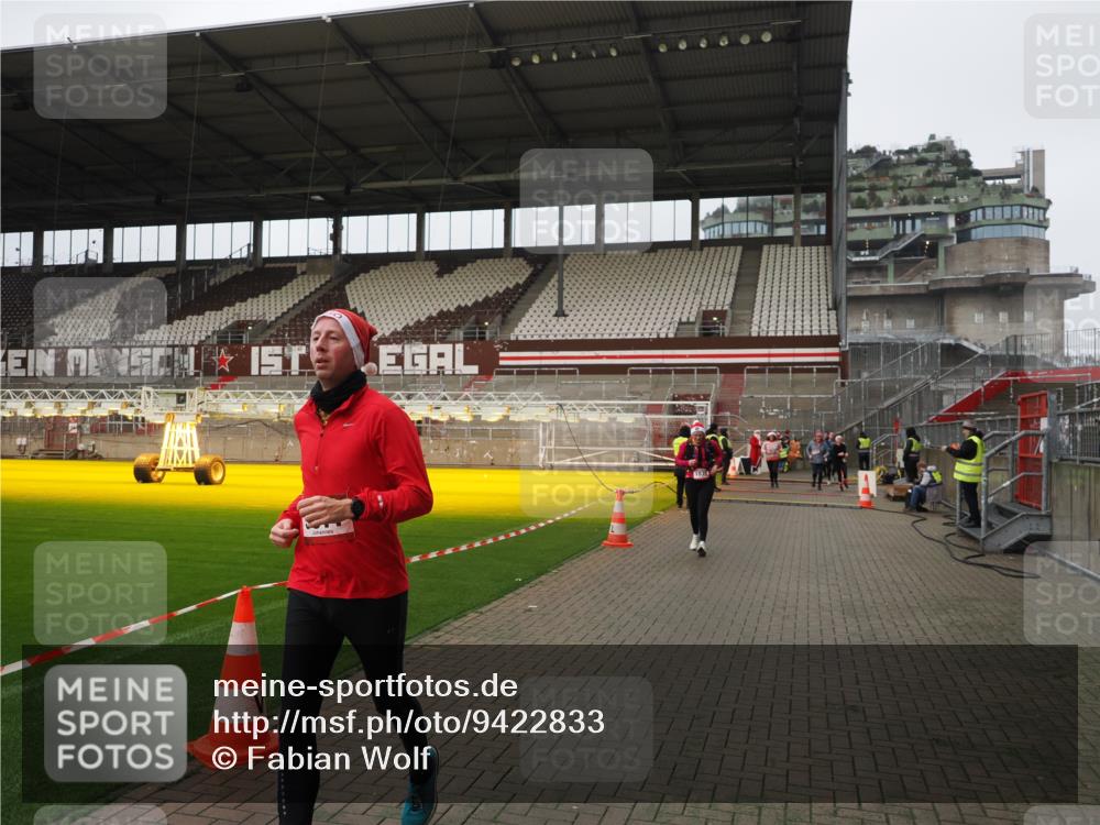 07.12.2025 - St. Pauli X-Mass-Run No. 15 Fabian Wolf http://msf.ph/oto/9422833 07.12.2025 11:55:29 Ziel 1131, 1132, 1448, 1720, 1835, 2671, 3611, 3991 meine-sportfotos.de