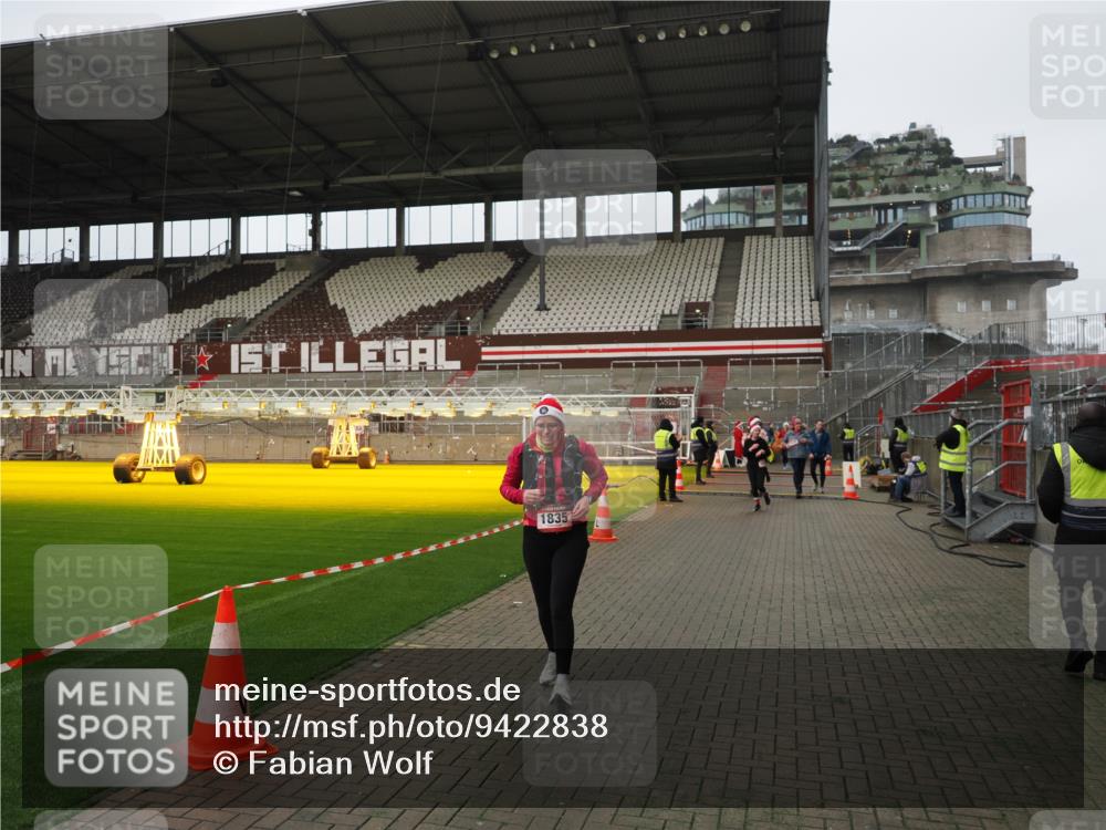 07.12.2025 - St. Pauli X-Mass-Run No. 15 Fabian Wolf http://msf.ph/oto/9422838 07.12.2025 11:55:33 Ziel 1131, 1132, 1535, 1835, 3611, 4013, 4785 meine-sportfotos.de