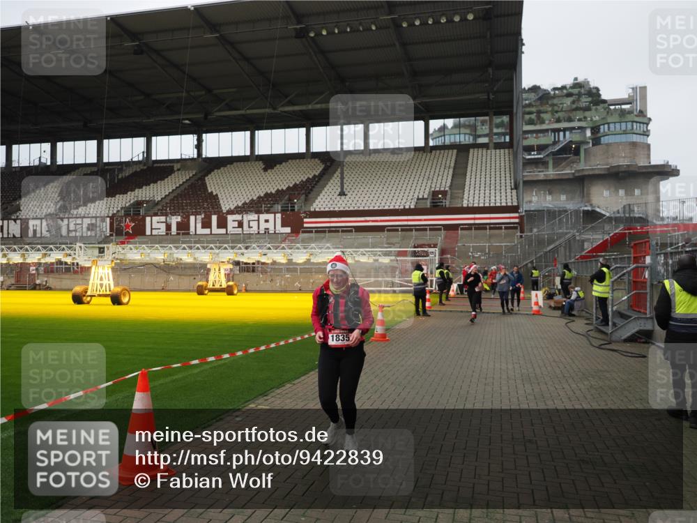 07.12.2025 - St. Pauli X-Mass-Run No. 15 Fabian Wolf http://msf.ph/oto/9422839 07.12.2025 11:55:33 Ziel 1131, 1132, 1535, 1835, 3611, 4013, 4785 meine-sportfotos.de
