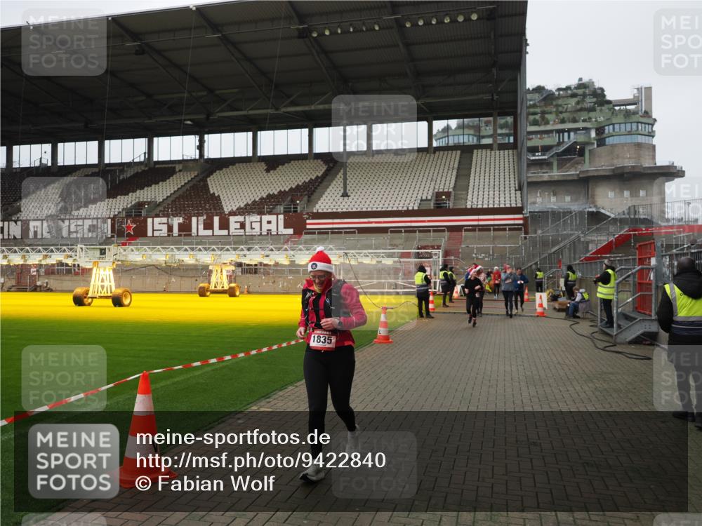 07.12.2025 - St. Pauli X-Mass-Run No. 15 Fabian Wolf http://msf.ph/oto/9422840 07.12.2025 11:55:33 Ziel 1131, 1132, 1535, 1835, 3611, 4013, 4785 meine-sportfotos.de