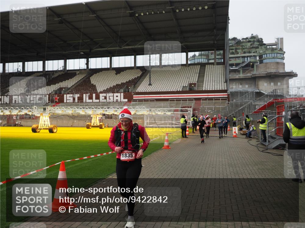07.12.2025 - St. Pauli X-Mass-Run No. 15 Fabian Wolf http://msf.ph/oto/9422842 07.12.2025 11:55:33 Ziel 1131, 1132, 1535, 1835, 3611, 4013, 4785 meine-sportfotos.de