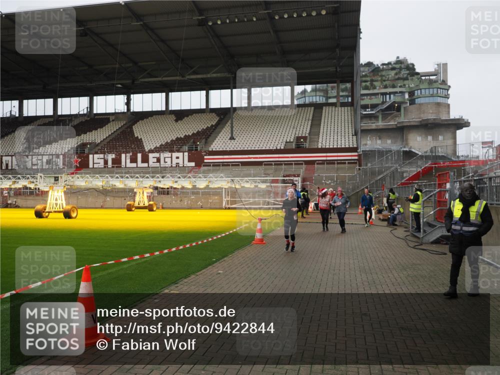 07.12.2025 - St. Pauli X-Mass-Run No. 15 Fabian Wolf http://msf.ph/oto/9422844 07.12.2025 11:55:35 Ziel 299, 1131, 1132, 1535, 1835, 3611, 4013, 4785 meine-sportfotos.de