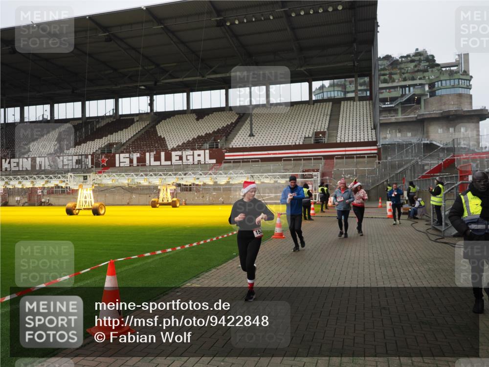 07.12.2025 - St. Pauli X-Mass-Run No. 15 Fabian Wolf http://msf.ph/oto/9422848 07.12.2025 11:55:37 Ziel 299, 1131, 1132, 1535, 1835, 3611, 4013, 4785 meine-sportfotos.de