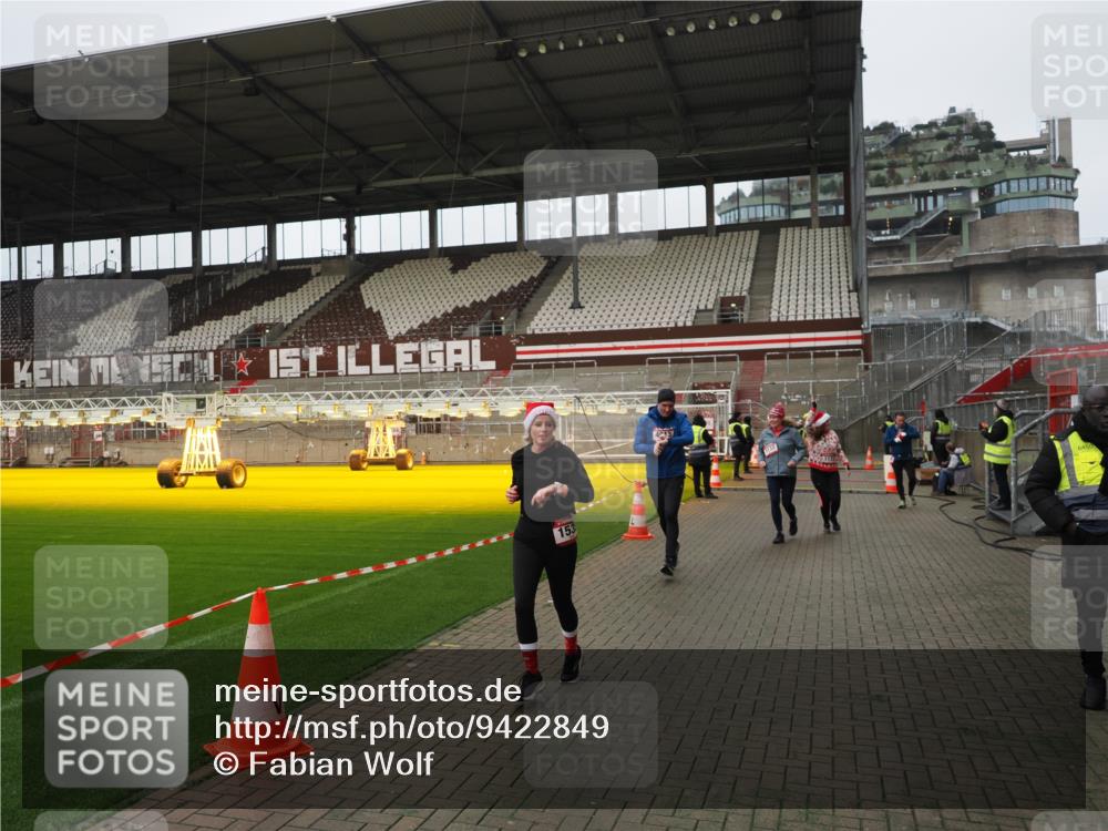 07.12.2025 - St. Pauli X-Mass-Run No. 15 Fabian Wolf http://msf.ph/oto/9422849 07.12.2025 11:55:37 Ziel 299, 1131, 1132, 1535, 1835, 3611, 4013, 4785 meine-sportfotos.de