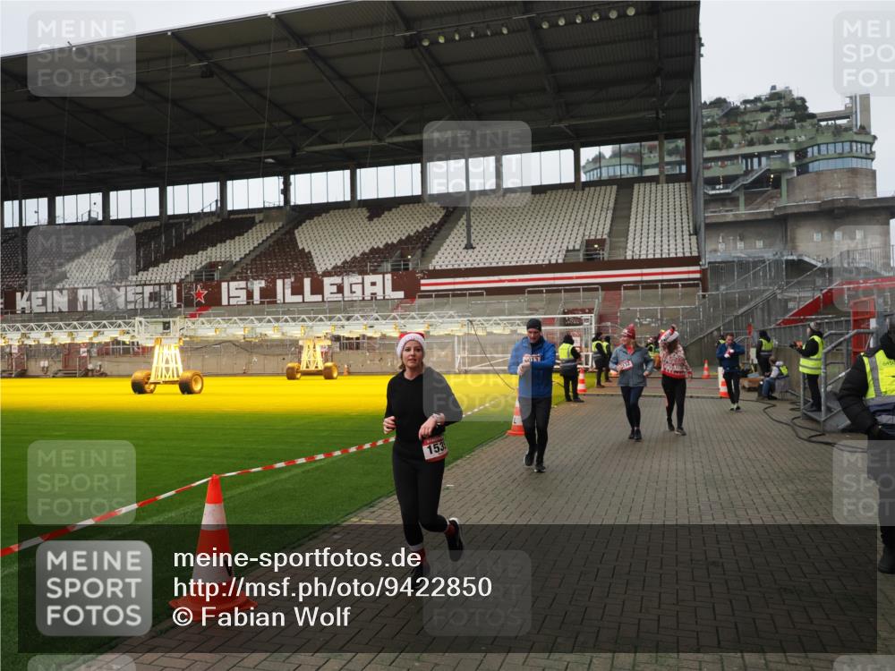 07.12.2025 - St. Pauli X-Mass-Run No. 15 Fabian Wolf http://msf.ph/oto/9422850 07.12.2025 11:55:38 Ziel 299, 1131, 1132, 1535, 1835, 3611, 4013, 4785 meine-sportfotos.de
