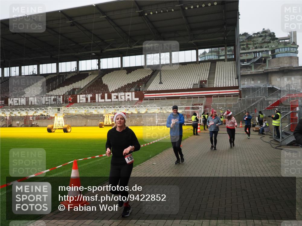 07.12.2025 - St. Pauli X-Mass-Run No. 15 Fabian Wolf http://msf.ph/oto/9422852 07.12.2025 11:55:38 Ziel 299, 1131, 1132, 1535, 1835, 3611, 4013, 4785 meine-sportfotos.de