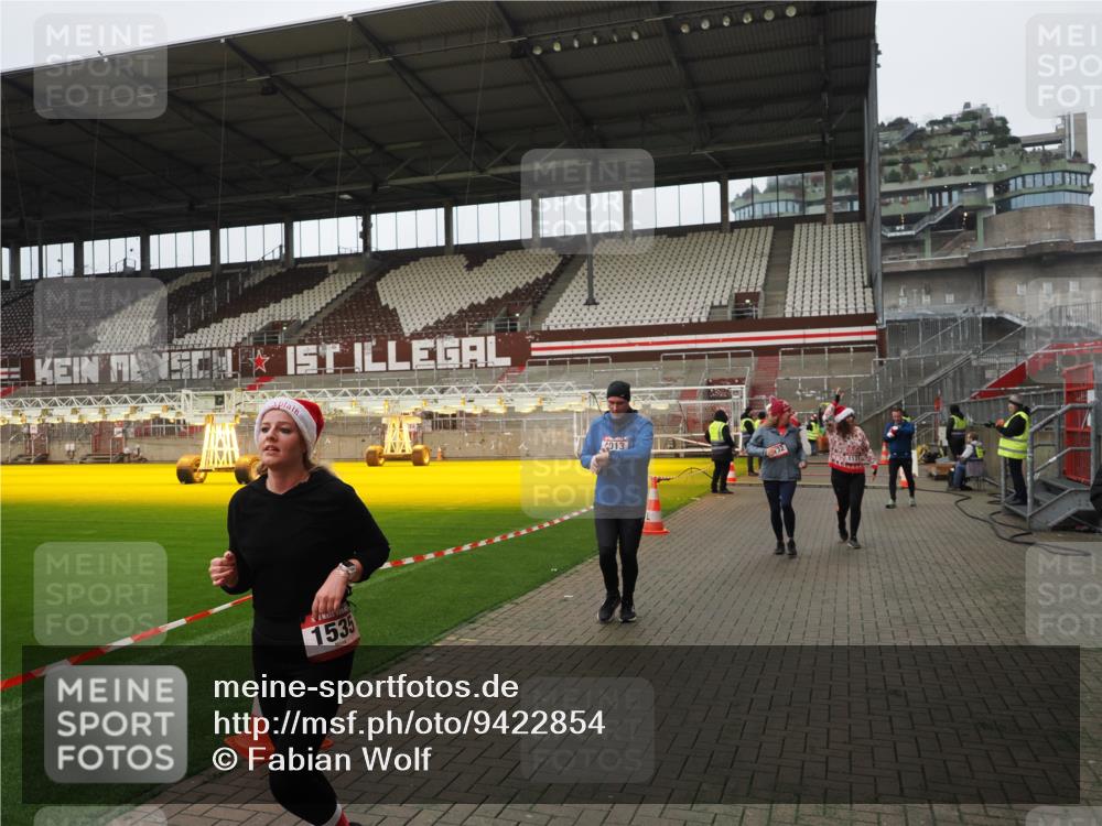 07.12.2025 - St. Pauli X-Mass-Run No. 15 Fabian Wolf http://msf.ph/oto/9422854 07.12.2025 11:55:38 Ziel 299, 1131, 1132, 1535, 1835, 3611, 4013, 4785 meine-sportfotos.de