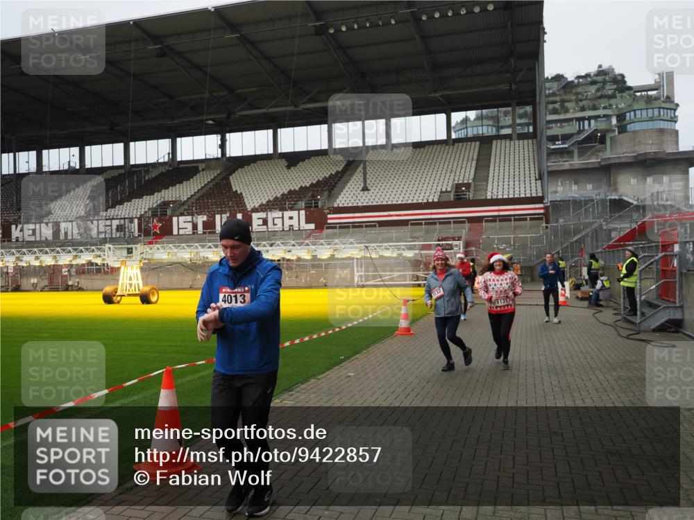07.12.2025 - St. Pauli X-Mass-Run No. 15 Fabian Wolf http://msf.ph/oto/9422857 07.12.2025 11:55:40 Ziel 299, 1131, 1132, 1535, 1835, 3611, 4013, 4785 meine-sportfotos.de