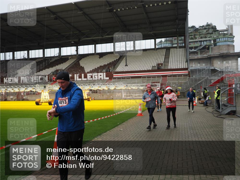 07.12.2025 - St. Pauli X-Mass-Run No. 15 Fabian Wolf http://msf.ph/oto/9422858 07.12.2025 11:55:40 Ziel 299, 1131, 1132, 1535, 1835, 3611, 4013, 4785 meine-sportfotos.de