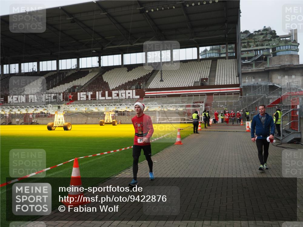 07.12.2025 - St. Pauli X-Mass-Run No. 15 Fabian Wolf http://msf.ph/oto/9422876 07.12.2025 11:55:47 Ziel 299, 1131, 1132, 1535, 4013, 4785 meine-sportfotos.de