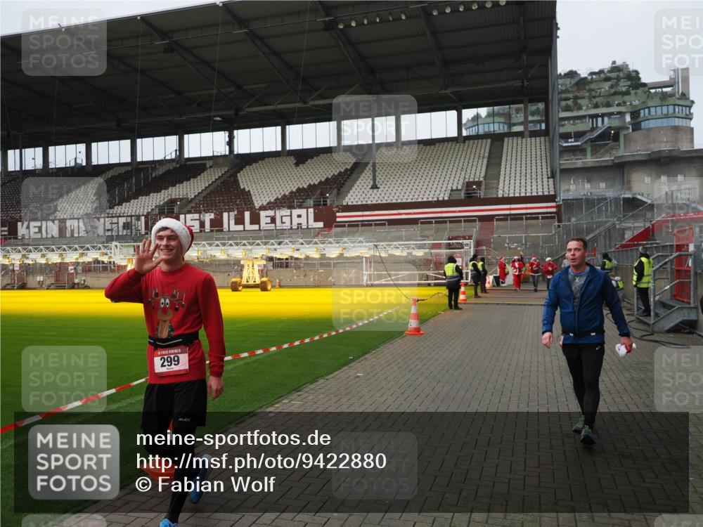 07.12.2025 - St. Pauli X-Mass-Run No. 15 Fabian Wolf http://msf.ph/oto/9422880 07.12.2025 11:55:49 Ziel 294, 299, 1131, 1132, 1535, 4013, 4785 meine-sportfotos.de