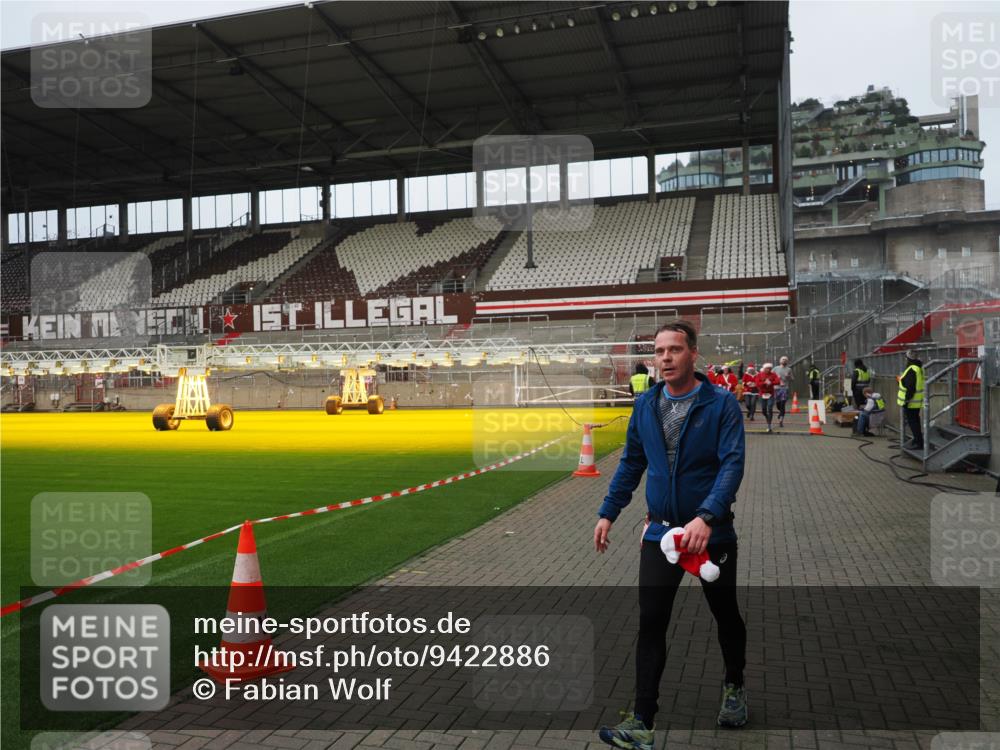 07.12.2025 - St. Pauli X-Mass-Run No. 15 Fabian Wolf http://msf.ph/oto/9422886 07.12.2025 11:55:51 Ziel 294, 299, 1042, 2077, 2094, 4013, 4785 meine-sportfotos.de