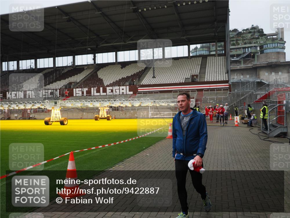 07.12.2025 - St. Pauli X-Mass-Run No. 15 Fabian Wolf http://msf.ph/oto/9422887 07.12.2025 11:55:51 Ziel 294, 299, 1042, 2077, 2094, 4013, 4785 meine-sportfotos.de