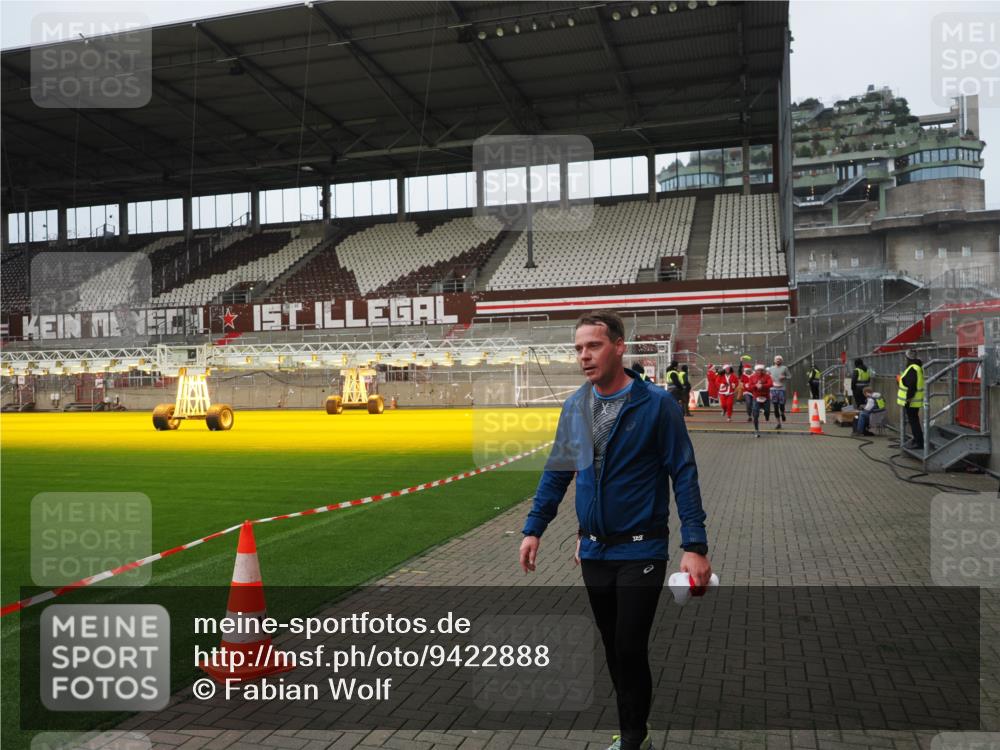 07.12.2025 - St. Pauli X-Mass-Run No. 15 Fabian Wolf http://msf.ph/oto/9422888 07.12.2025 11:55:51 Ziel 294, 299, 1042, 2077, 2094, 4013, 4785 meine-sportfotos.de