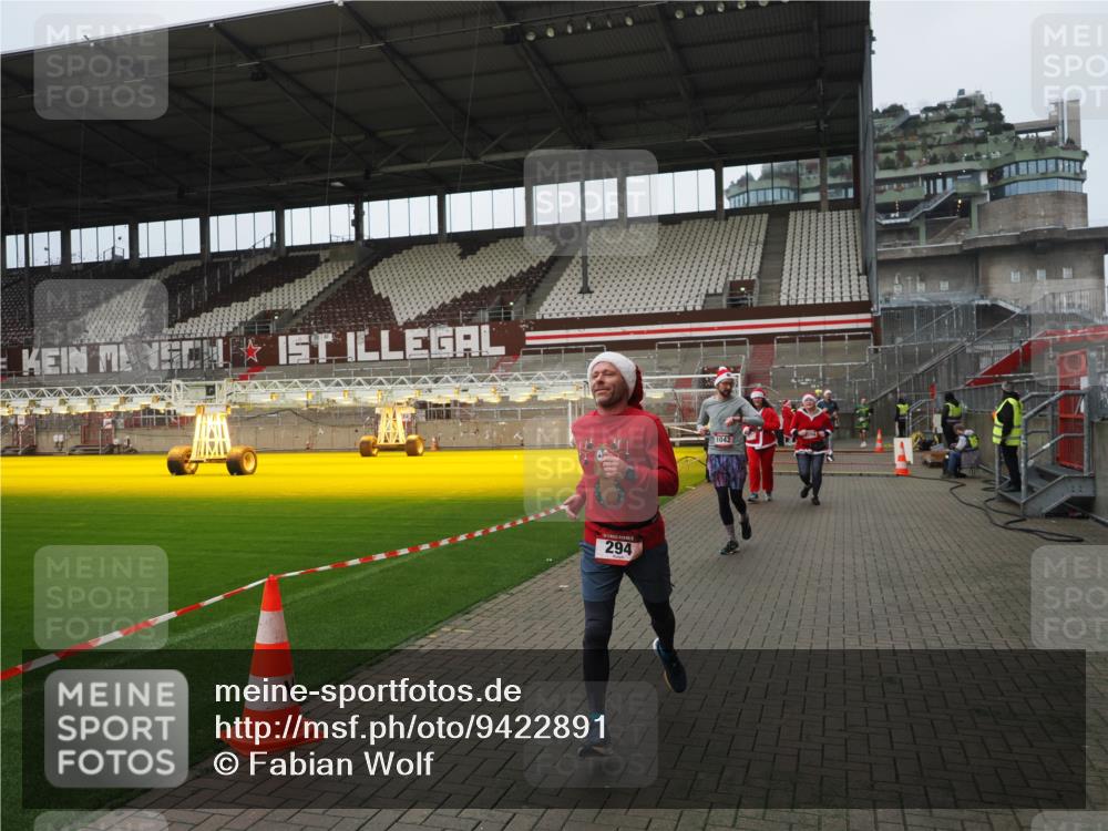 07.12.2025 - St. Pauli X-Mass-Run No. 15 Fabian Wolf http://msf.ph/oto/9422891 07.12.2025 11:55:56 Ziel 294, 1042, 2077, 2094, 3802 meine-sportfotos.de