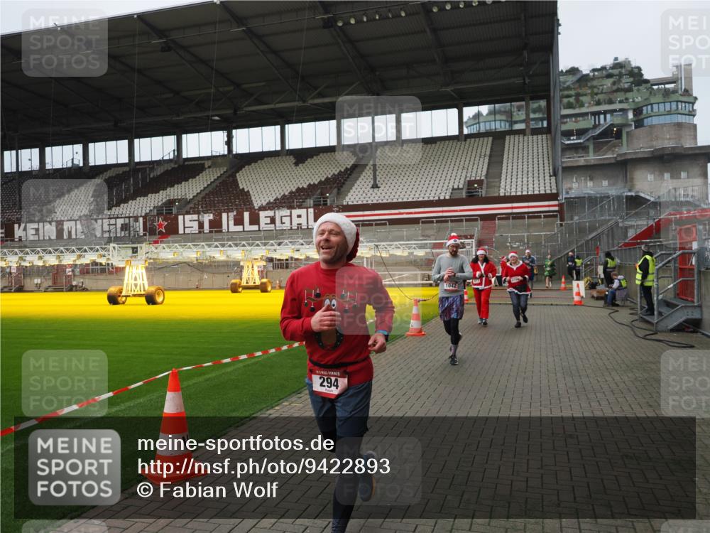 07.12.2025 - St. Pauli X-Mass-Run No. 15 Fabian Wolf http://msf.ph/oto/9422893 07.12.2025 11:55:57 Ziel 294, 1042, 2077, 2094, 3802 meine-sportfotos.de