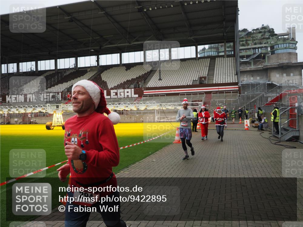 07.12.2025 - St. Pauli X-Mass-Run No. 15 Fabian Wolf http://msf.ph/oto/9422895 07.12.2025 11:55:57 Ziel 294, 1042, 2077, 2094, 3802 meine-sportfotos.de