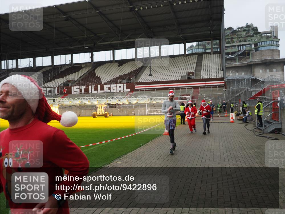 07.12.2025 - St. Pauli X-Mass-Run No. 15 Fabian Wolf http://msf.ph/oto/9422896 07.12.2025 11:55:57 Ziel 294, 1042, 2077, 2094, 3802 meine-sportfotos.de