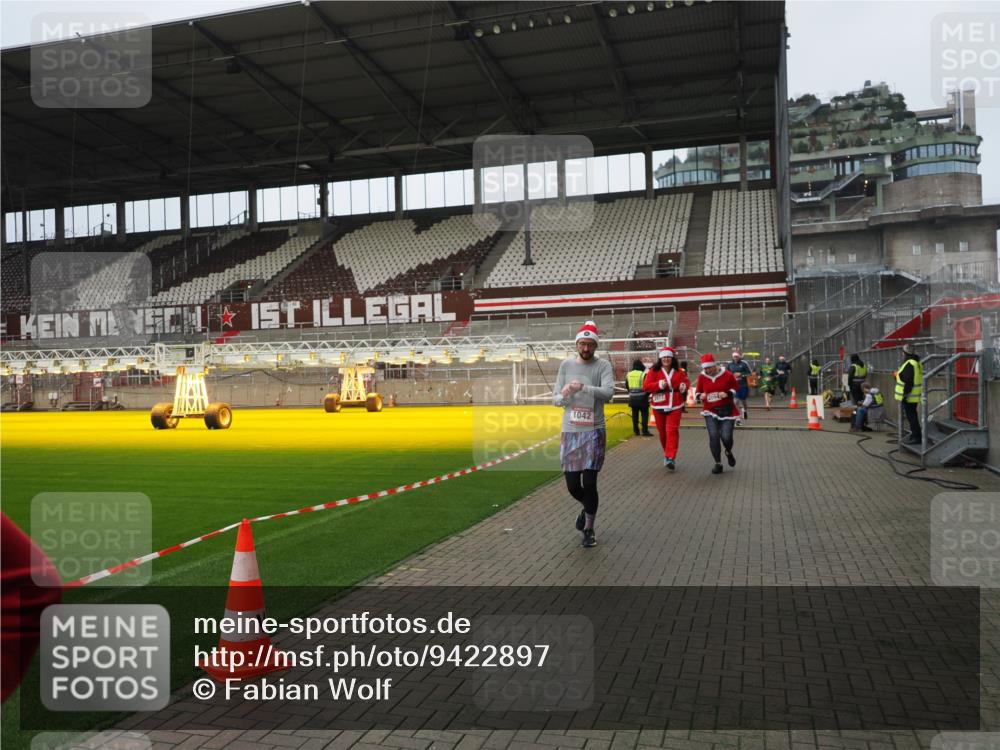 07.12.2025 - St. Pauli X-Mass-Run No. 15 Fabian Wolf http://msf.ph/oto/9422897 07.12.2025 11:55:57 Ziel 294, 1042, 2077, 2094, 3802 meine-sportfotos.de
