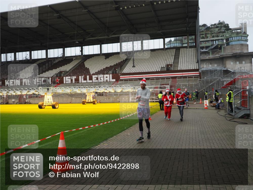 07.12.2025 - St. Pauli X-Mass-Run No. 15 Fabian Wolf http://msf.ph/oto/9422898 07.12.2025 11:55:58 Ziel 294, 1042, 2077, 2094, 3802 meine-sportfotos.de