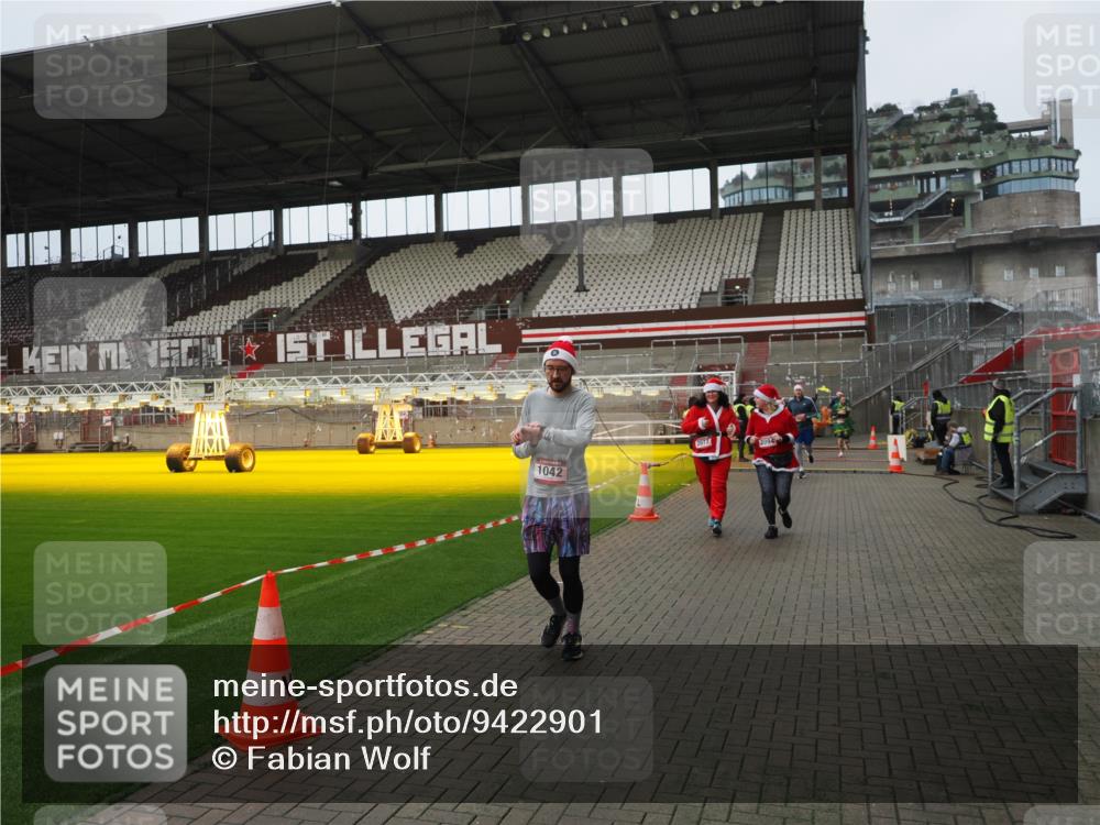 07.12.2025 - St. Pauli X-Mass-Run No. 15 Fabian Wolf http://msf.ph/oto/9422901 07.12.2025 11:55:58 Ziel 294, 1042, 2077, 2094, 3802 meine-sportfotos.de