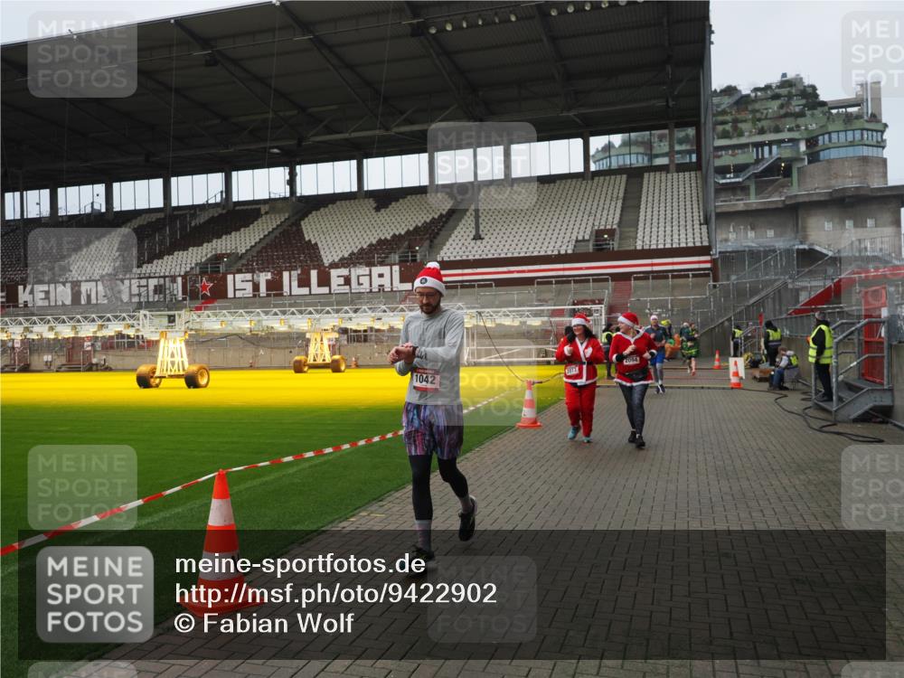 07.12.2025 - St. Pauli X-Mass-Run No. 15 Fabian Wolf http://msf.ph/oto/9422902 07.12.2025 11:55:58 Ziel 294, 1042, 2077, 2094, 3802 meine-sportfotos.de