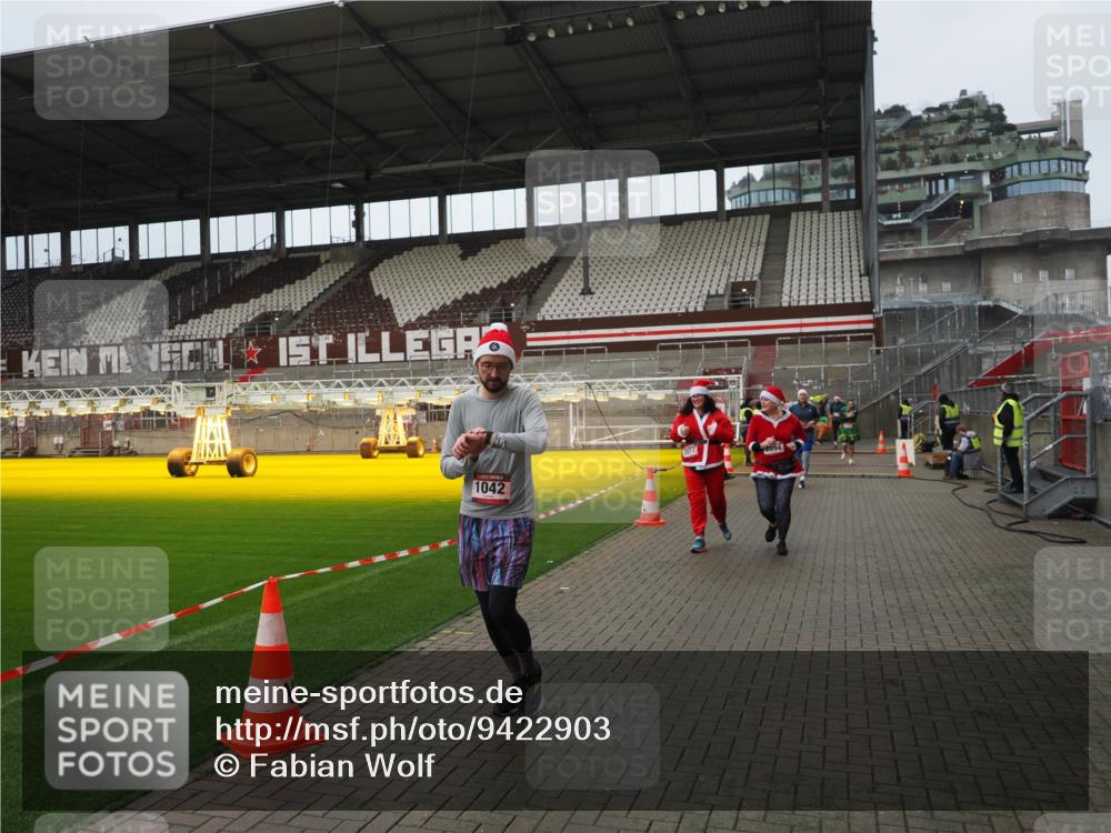 07.12.2025 - St. Pauli X-Mass-Run No. 15 Fabian Wolf http://msf.ph/oto/9422903 07.12.2025 11:55:59 Ziel 294, 1042, 2077, 2094, 2455, 3802 meine-sportfotos.de