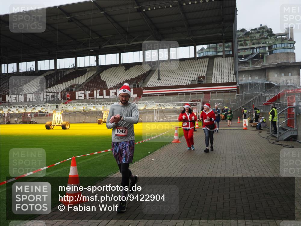 07.12.2025 - St. Pauli X-Mass-Run No. 15 Fabian Wolf http://msf.ph/oto/9422904 07.12.2025 11:55:59 Ziel 294, 1042, 2077, 2094, 2455, 3802 meine-sportfotos.de