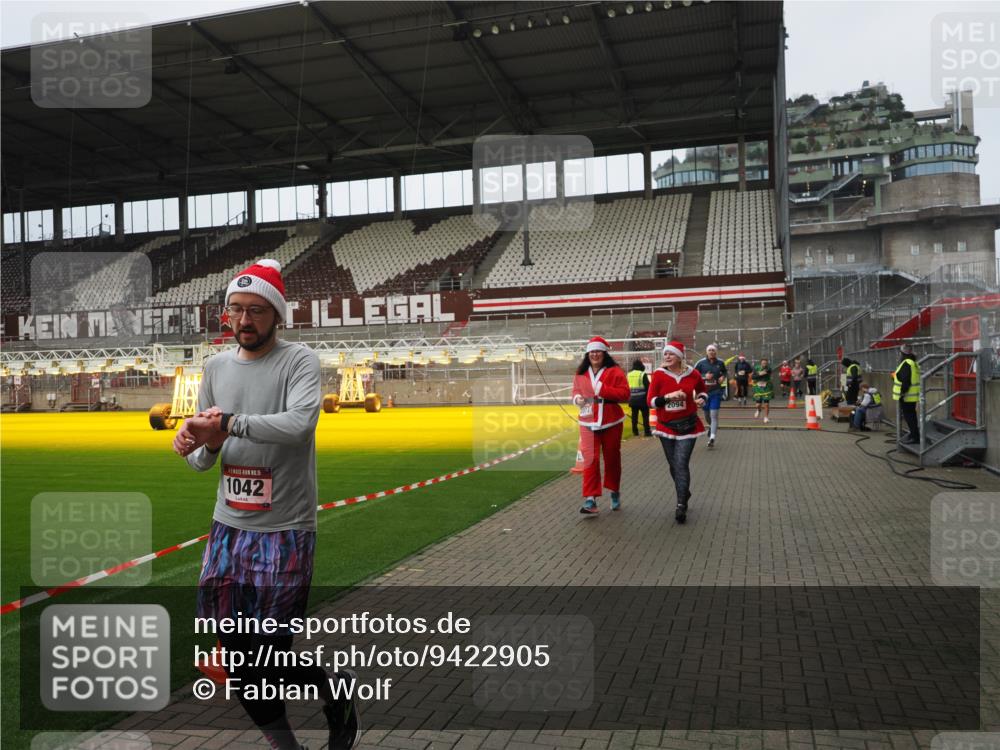07.12.2025 - St. Pauli X-Mass-Run No. 15 Fabian Wolf http://msf.ph/oto/9422905 07.12.2025 11:55:59 Ziel 294, 1042, 2077, 2094, 2455, 3802 meine-sportfotos.de