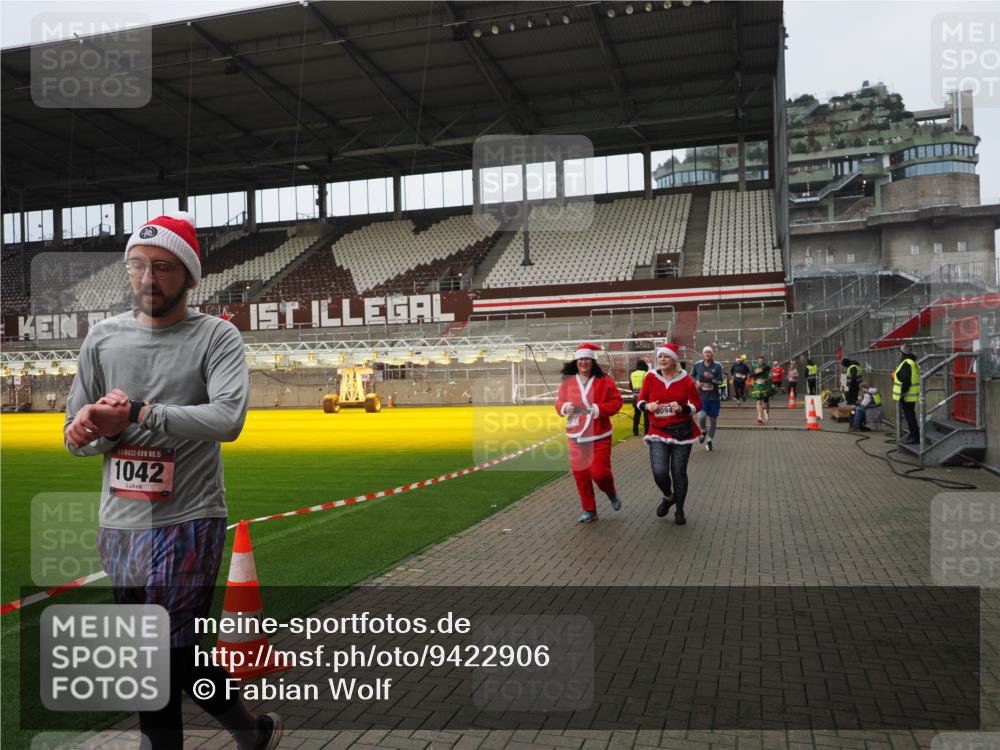 07.12.2025 - St. Pauli X-Mass-Run No. 15 Fabian Wolf http://msf.ph/oto/9422906 07.12.2025 11:55:59 Ziel 294, 1042, 2077, 2094, 2455, 3802 meine-sportfotos.de