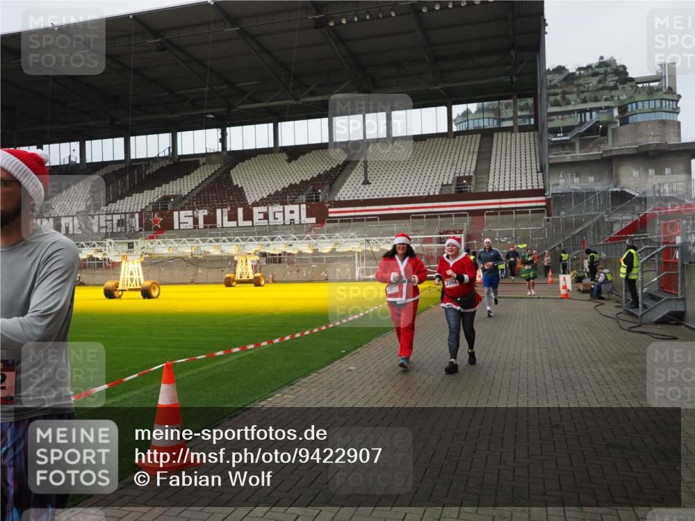 07.12.2025 - St. Pauli X-Mass-Run No. 15 Fabian Wolf http://msf.ph/oto/9422907 07.12.2025 11:56:00 Ziel 294, 1042, 2077, 2094, 2455, 3802 meine-sportfotos.de