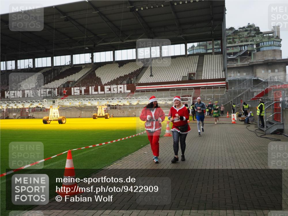 07.12.2025 - St. Pauli X-Mass-Run No. 15 Fabian Wolf http://msf.ph/oto/9422909 07.12.2025 11:56:00 Ziel 294, 1042, 2077, 2094, 2455, 3802 meine-sportfotos.de