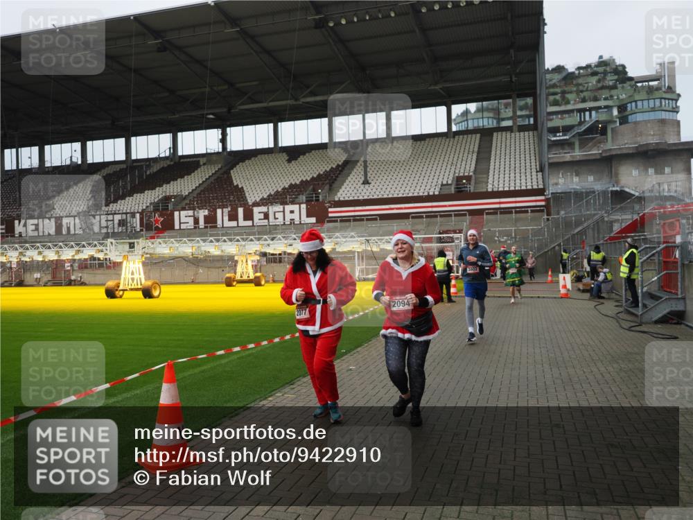 07.12.2025 - St. Pauli X-Mass-Run No. 15 Fabian Wolf http://msf.ph/oto/9422910 07.12.2025 11:56:01 Ziel 294, 1042, 2077, 2094, 2455, 3802 meine-sportfotos.de