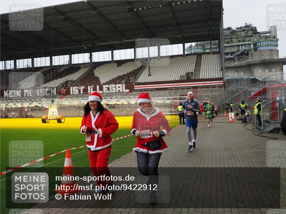 07.12.2025 - St. Pauli X-Mass-Run No. 15 Fabian Wolf http://msf.ph/oto/9422912 07.12.2025 11:56:02 Ziel 294, 1042, 2077, 2094, 2455, 3502, 3802 meine-sportfotos.de
