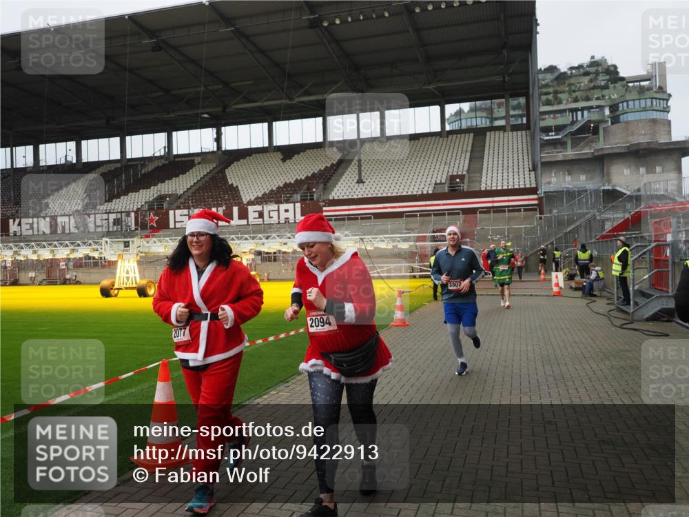 07.12.2025 - St. Pauli X-Mass-Run No. 15 Fabian Wolf http://msf.ph/oto/9422913 07.12.2025 11:56:02 Ziel 294, 1042, 2077, 2094, 2455, 3502, 3802 meine-sportfotos.de