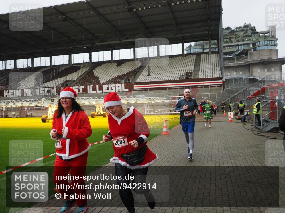 07.12.2025 - St. Pauli X-Mass-Run No. 15 Fabian Wolf http://msf.ph/oto/9422914 07.12.2025 11:56:02 Ziel 294, 1042, 2077, 2094, 2455, 3502, 3802 meine-sportfotos.de