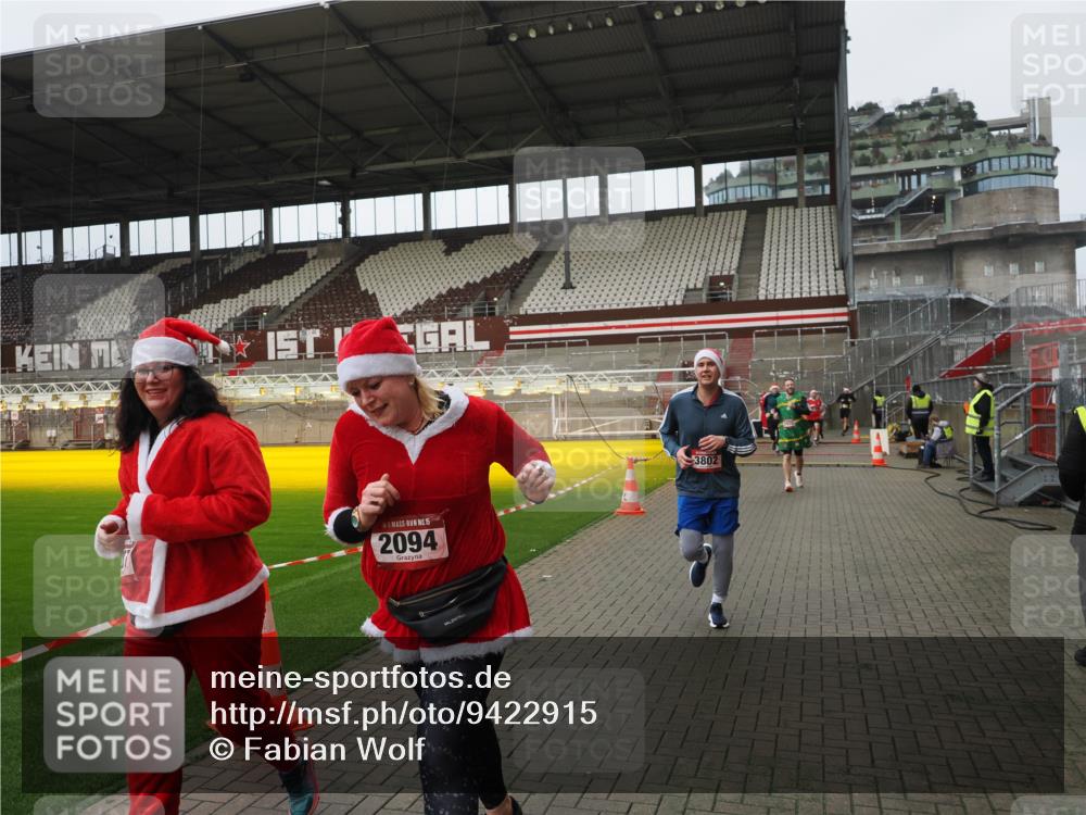 07.12.2025 - St. Pauli X-Mass-Run No. 15 Fabian Wolf http://msf.ph/oto/9422915 07.12.2025 11:56:02 Ziel 294, 1042, 2077, 2094, 2455, 3502, 3802 meine-sportfotos.de